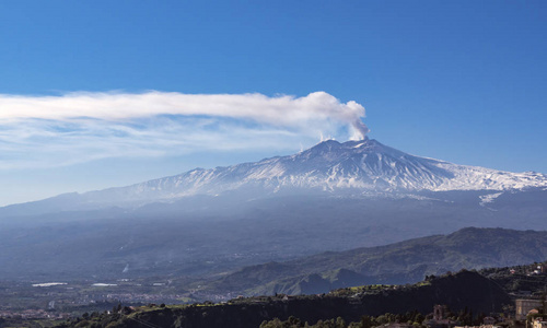 西西里著名的埃特纳火山释放火山灰