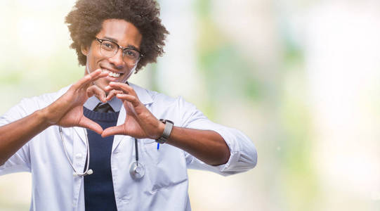 美国医生，男人在孤立的背景上微笑，在爱中显示心脏的象征和形状与手。 浪漫的概念。