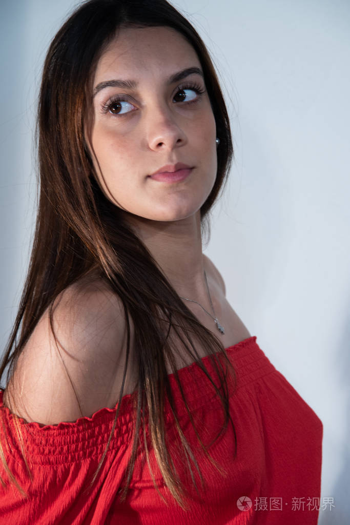 年轻的女人,黑眼睛,性感的红色连衣裙.