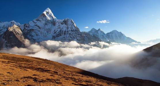 在前往珠穆朗玛峰大本营的路上欣赏阿马达布拉姆山的夜景