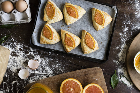 自制烤饼配橘子果酱食品摄影食谱创意