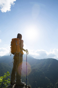 在山顶欣赏风景的成功女徒步旅行者