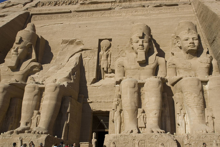 埃及。 在晴朗的晴天，阿布辛贝尔的拉姆西斯二世神庙