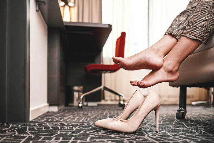 一个疲惫的女人腿的概况与高跟鞋休息后, 长途旅行