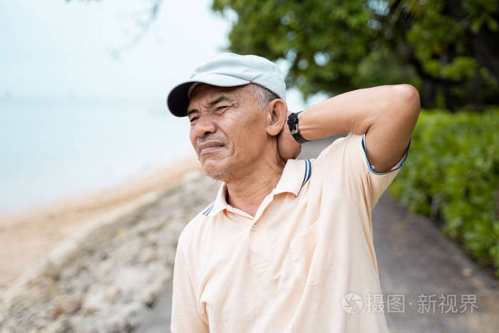 有颈部疼痛的老年男性
