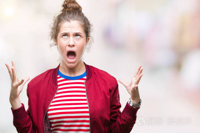 美丽的黑发卷发年轻女孩穿着夹克衫在孤立的背景上疯