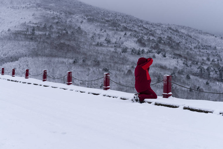 冬季景观与人拍照