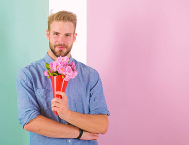 这是给你的人准备浪漫约会带来花束粉红色的花朵。男子气概赠送鲜花作为浪漫的礼物。男友快乐捧花束。人带来浪漫愉快的礼物给
