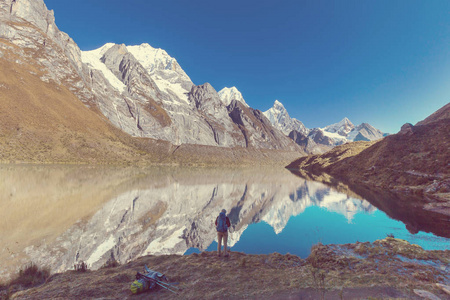 秘鲁Cordillera山的徒步旅行场景