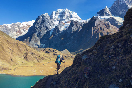 秘鲁Cordillera山的徒步旅行场景