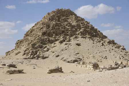 埃及。 开罗阿布西尔金字塔在阳光明媚的晴天