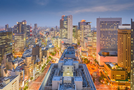 大阪日本市中心城市天际线在乌梅达地区黄昏。