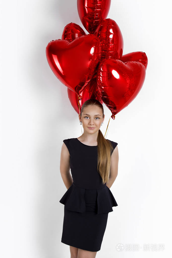 情人节美女少女与红色气球肖像孤立在背景上漂亮快乐的孩子拿着气球