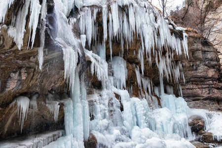 冬季山区瀑布遗址上的大冰柱