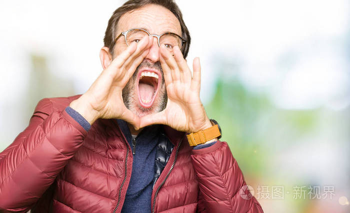 中年男子戴着眼镜穿着冬衣双手捂住嘴大声喊叫