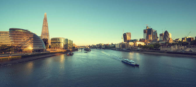 伦敦河泰晤士河从塔桥英国