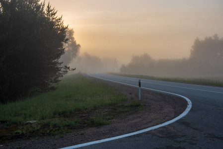空的柏油路，白线在七月的早晨雾蒙蒙