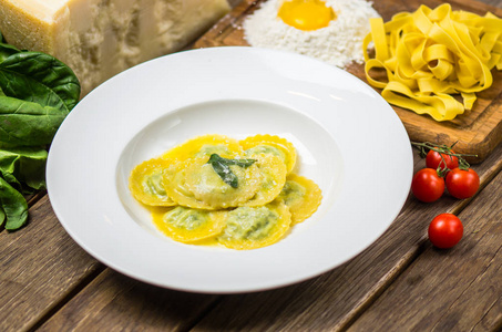 传统意大利菠菜馄饨，放在木桌上的白色盘子里，里面有配料