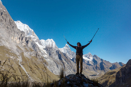 秘鲁Cordillera山的徒步旅行场景