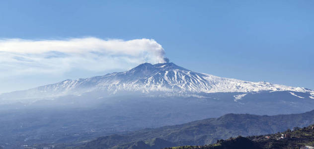 西西里著名的埃特纳火山释放火山灰