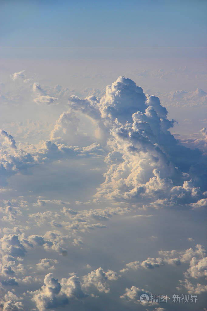 美丽的白云,阳光明媚. 阳光和天空的景观. 天堂全景