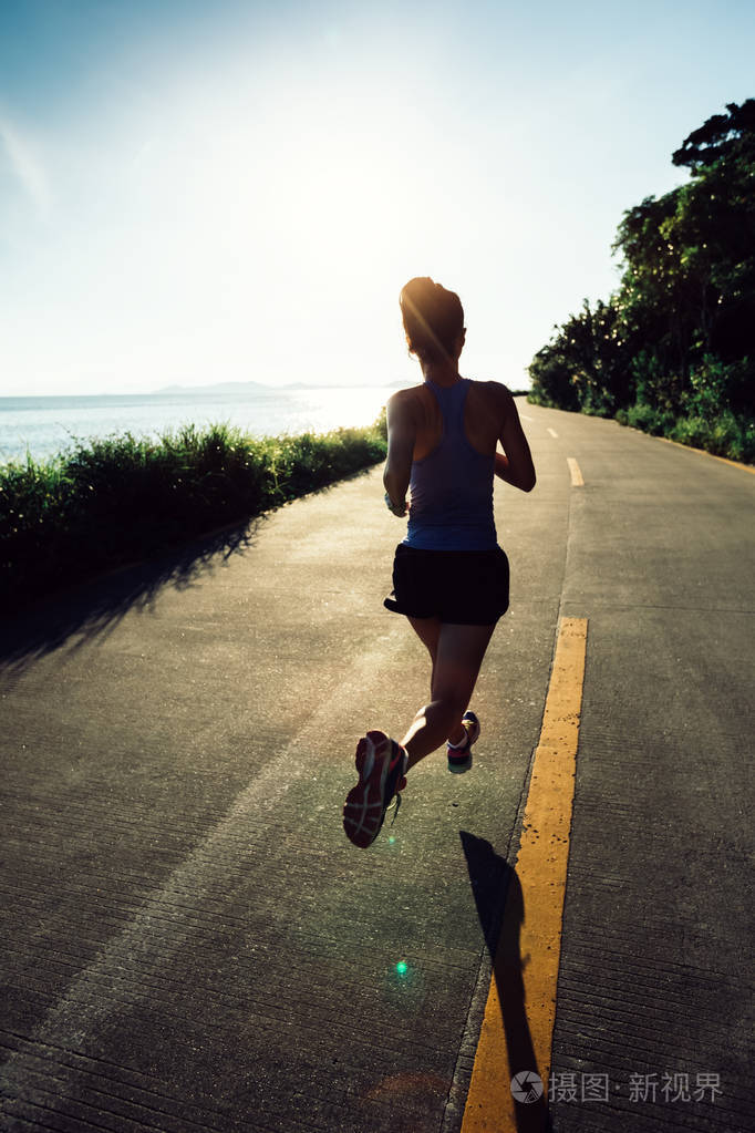 早上在海边小径跑步的健身妇女