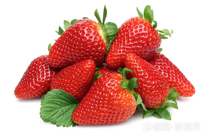 白色背景上分离的新鲜草莓