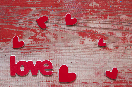 情人节贺卡与爱的词在木制背景。 为你的问候留出空间