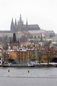 雪雾蒙蒙的布拉格小镇与哥特式城堡之上的伏尔塔瓦捷克共和国