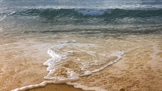 美丽的海滩，沙滩上有波浪泡沫