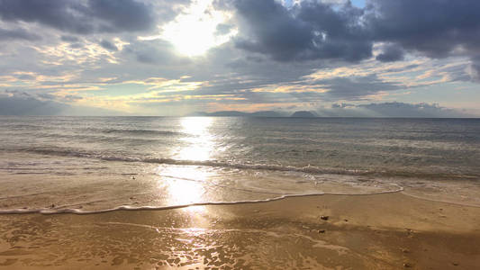 美丽的海滩，沙滩上有波浪泡沫