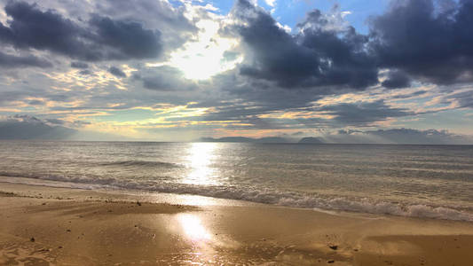 美丽的海滩，沙滩上有波浪泡沫