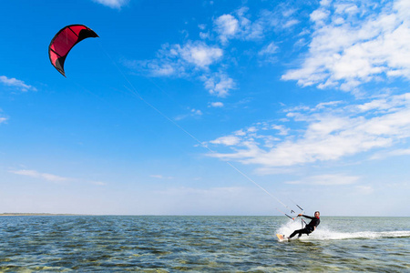 风筝冲浪。人类在海里骑风筝