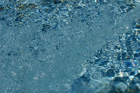 背景游泳池里的蓝色水和气泡