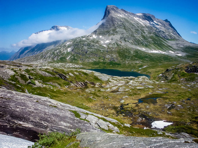 美丽的挪威自然山脉峡谷和山河