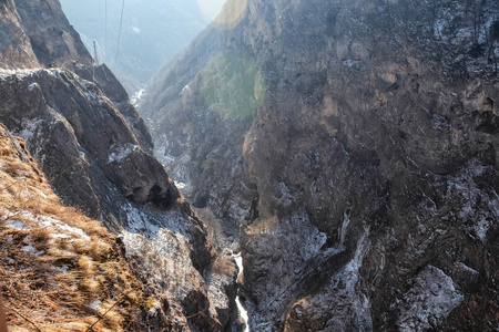 山峡的俯视图，山峡上流淌着一条山河。 在镜框里用一缕阳光射向光线