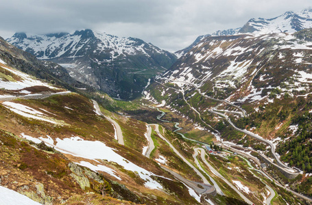 夏季山区景观与蛇形高山道路GrimselPass瑞士。