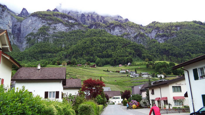 瓦兰塞市位于瓦兰塞湖畔和瑞士圣加伦州塞兹塔尔河谷