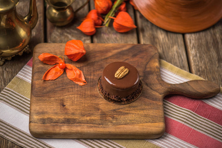 甜点巧克力蛋糕，配花瓣的木板