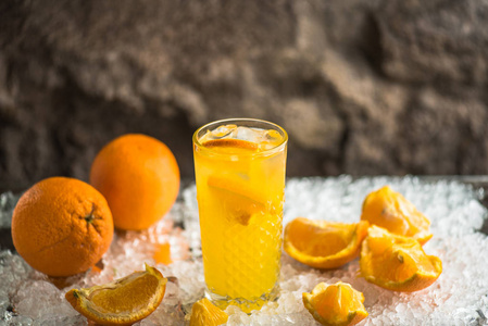 冰镇鸡尾酒杯中的橙色饮料