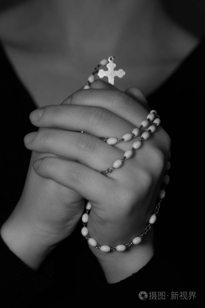 与念珠祷告者合手的照片
