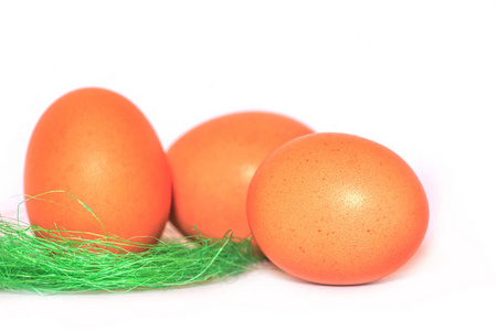 白色背景复活节上的鸡蛋。