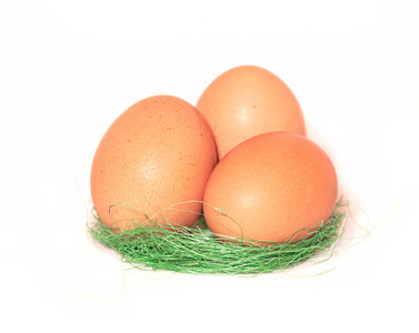 白色背景复活节上的鸡蛋。