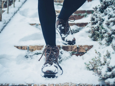 一个女人在雪地里走了几步