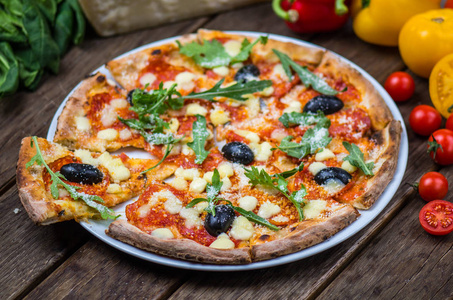 意大利披萨，木桌上摆着和橄榄