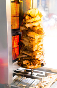 伊斯坦布尔街头的食物，用肉做的烤串，在一个垂直的热烤饼上煮熟。 传统的土耳其菜莎玛肉烤。 传统快餐。 软重点