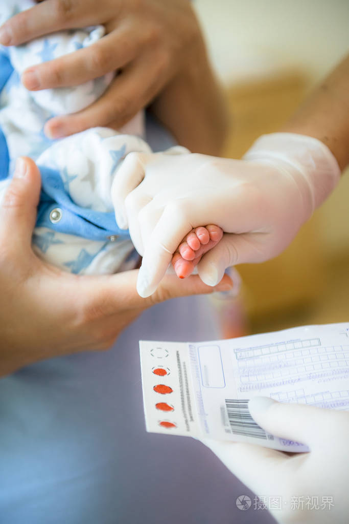 医生以新生儿血液测试