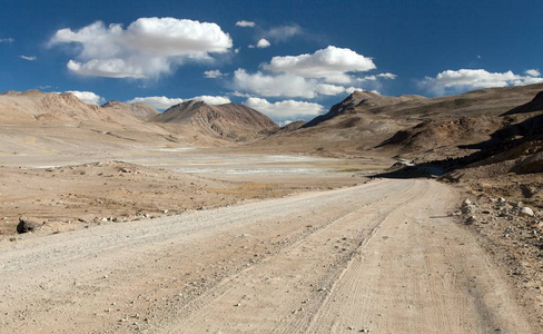帕米尔高速公路或帕米尔斯基克特拉kt未铺m41国际公路在塔吉克斯坦屋顶的世界。