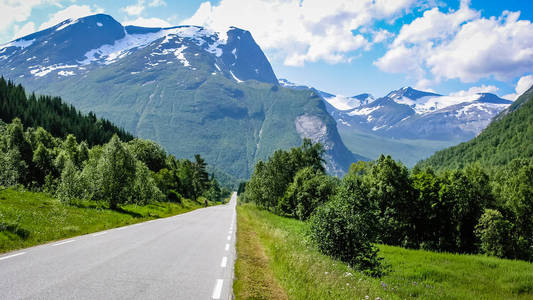 骑自行车的人在挪威山区旅行