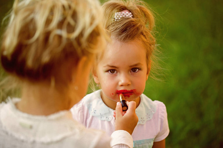 婴儿用红色口红在孩子的嘴唇上的模型